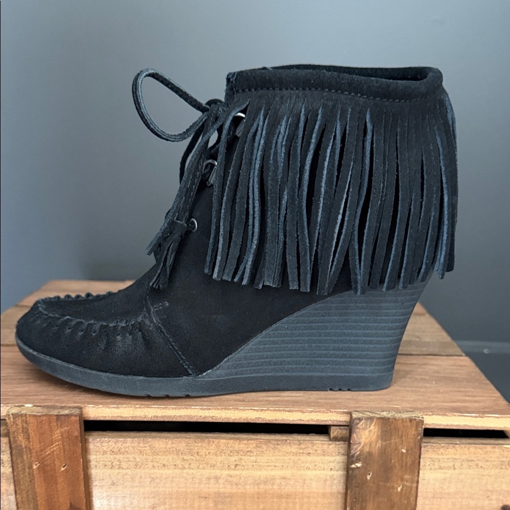 Minnetonka Black Suede Fringe Wedge Moccasins Size 7.5 EUC